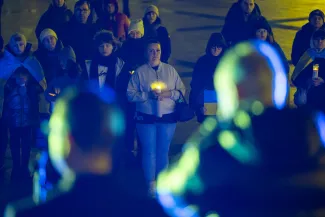 na zdjęciu osoby podczas modlitwy