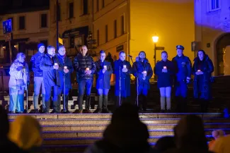 na zdjęciu osoby podczas modlitwy