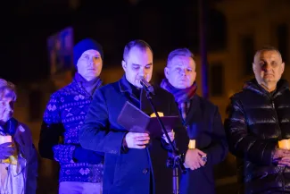 na zdjęciu osoby podczas modlitwy