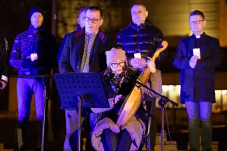 na zdjęciu osoby podczas modlitwy