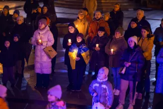 na zdjęciu osoby podczas modlitwy