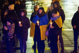 na zdjęciu osoby podczas modlitwy