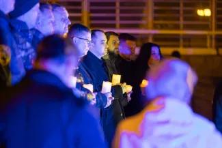 na zdjęciu osoby podczas modlitwy