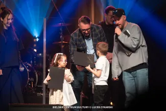 na zdjęciu osoby na scenie