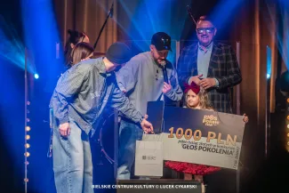 na zdjęciu osoby na scenie