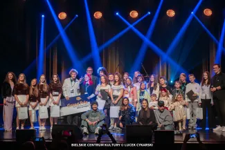 na zdjęciu osoby na scenie