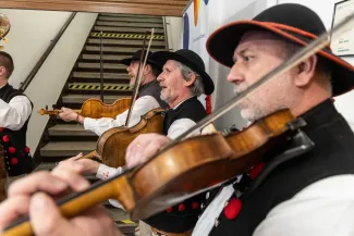 na zdjęciu osobo podczas wystawy