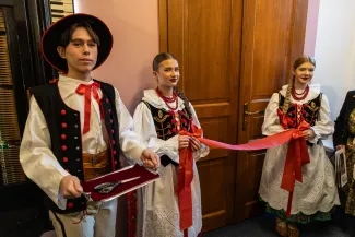 na zdjęciu osobo podczas wystawy