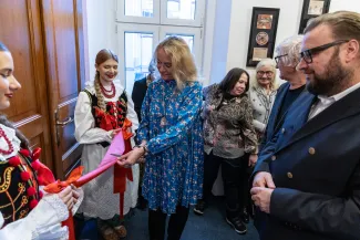 na zdjęciu osobo podczas wystawy