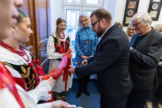 na zdjęciu osobo podczas wystawy