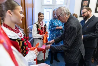 na zdjęciu osobo podczas wystawy