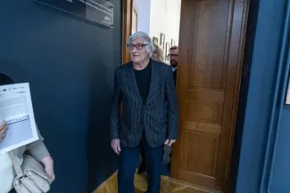 na zdjęciu osobo podczas wystawy