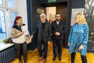 na zdjęciu osobo podczas wystawy