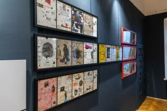 na zdjęciu osobo podczas wystawy