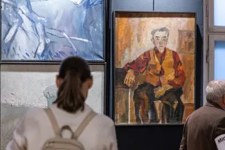 na zdjęciu osobo podczas wystawy