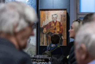 na zdjęciu osobo podczas wystawy