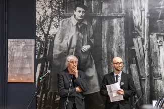 na zdjęciu osobo podczas wystawy