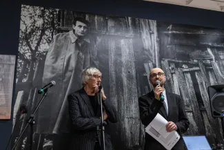 na zdjęciu osobo podczas wystawy