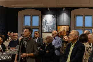 na zdjęciu osobo podczas wystawy