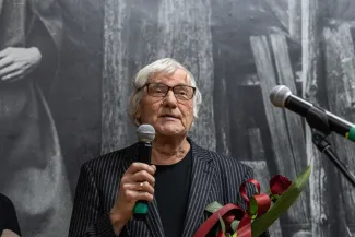 na zdjęciu osobo podczas wystawy