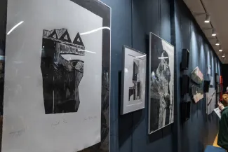 na zdjęciu osobo podczas wystawy