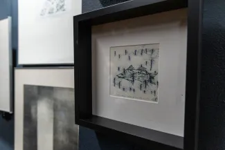 na zdjęciu osobo podczas wystawy