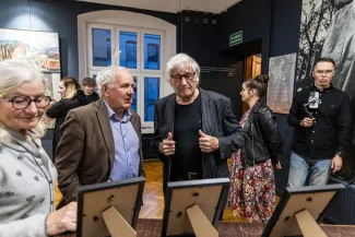 na zdjęciu osobo podczas wystawy