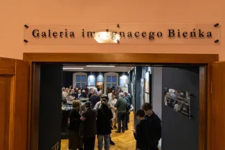 na zdjęciu osobo podczas wystawy