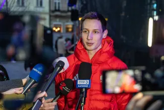 na zdjęciu osoby podczas spotkania ze skoczkiem