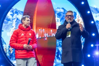 na zdjęciu osoby podczas spotkania ze skoczkiem