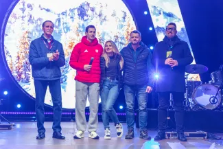 na zdjęciu osoby podczas spotkania ze skoczkiem