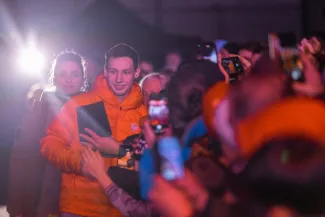 na zdjęciu osoby podczas spotkania ze skoczkiem