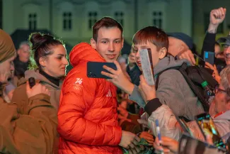 na zdjęciu osoby podczas spotkania ze skoczkiem