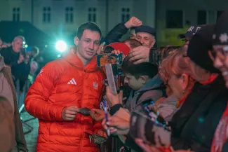 na zdjęciu osoby podczas spotkania ze skoczkiem