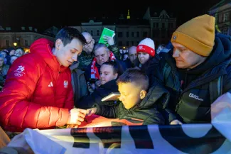 na zdjęciu osoby podczas spotkania ze skoczkiem