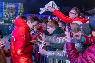 na zdjęciu osoby podczas spotkania ze skoczkiem