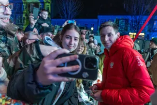 na zdjęciu osoby podczas spotkania ze skoczkiem