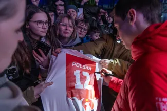 na zdjęciu osoby podczas spotkania ze skoczkiem