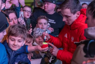 na zdjęciu osoby podczas spotkania ze skoczkiem