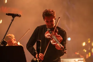 na zdjęciu osoby podczas spotkania ze skoczkiem