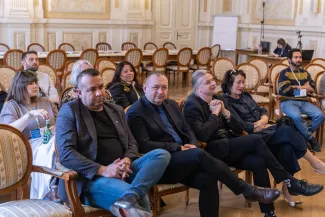 na zdjęciu osoby na spotkaniu