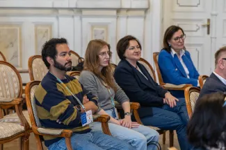 na zdjęciu osoby na spotkaniu