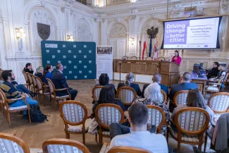 na zdjęciu osoby na spotkaniu