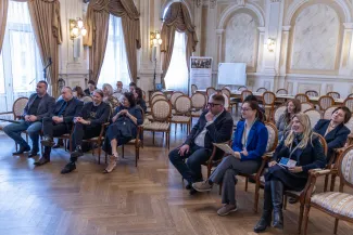 na zdjęciu osoby na spotkaniu