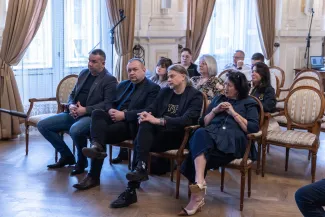 na zdjęciu osoby na spotkaniu