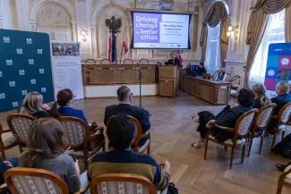 na zdjęciu osoby na spotkaniu
