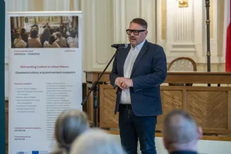 na zdjęciu osoby na spotkaniu