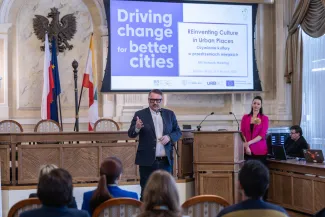 na zdjęciu osoby na spotkaniu