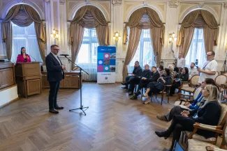 na zdjęciu osoby na spotkaniu