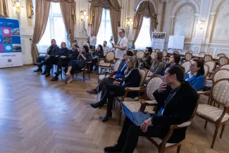 na zdjęciu osoby na spotkaniu